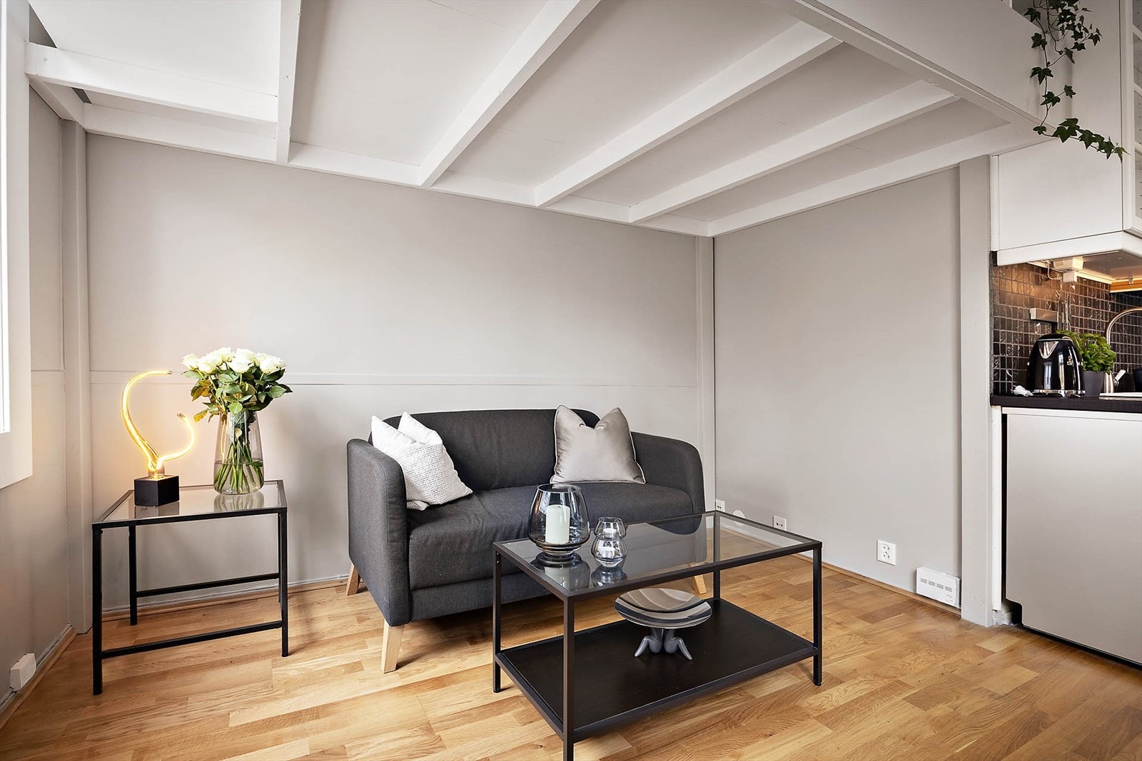 Sofa med TV- og internett uttak på veggen - enkelt å møblere med TV-løsning Galleribilde