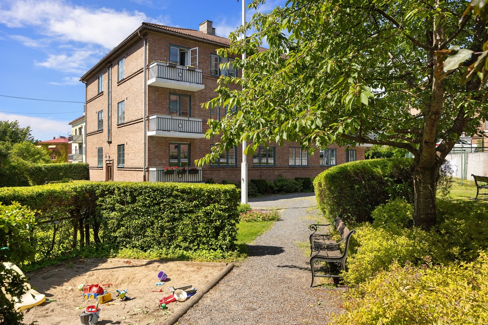 Det finnes også en sandkasse på området, tilrettelagt for de minste barna. Galleribilde