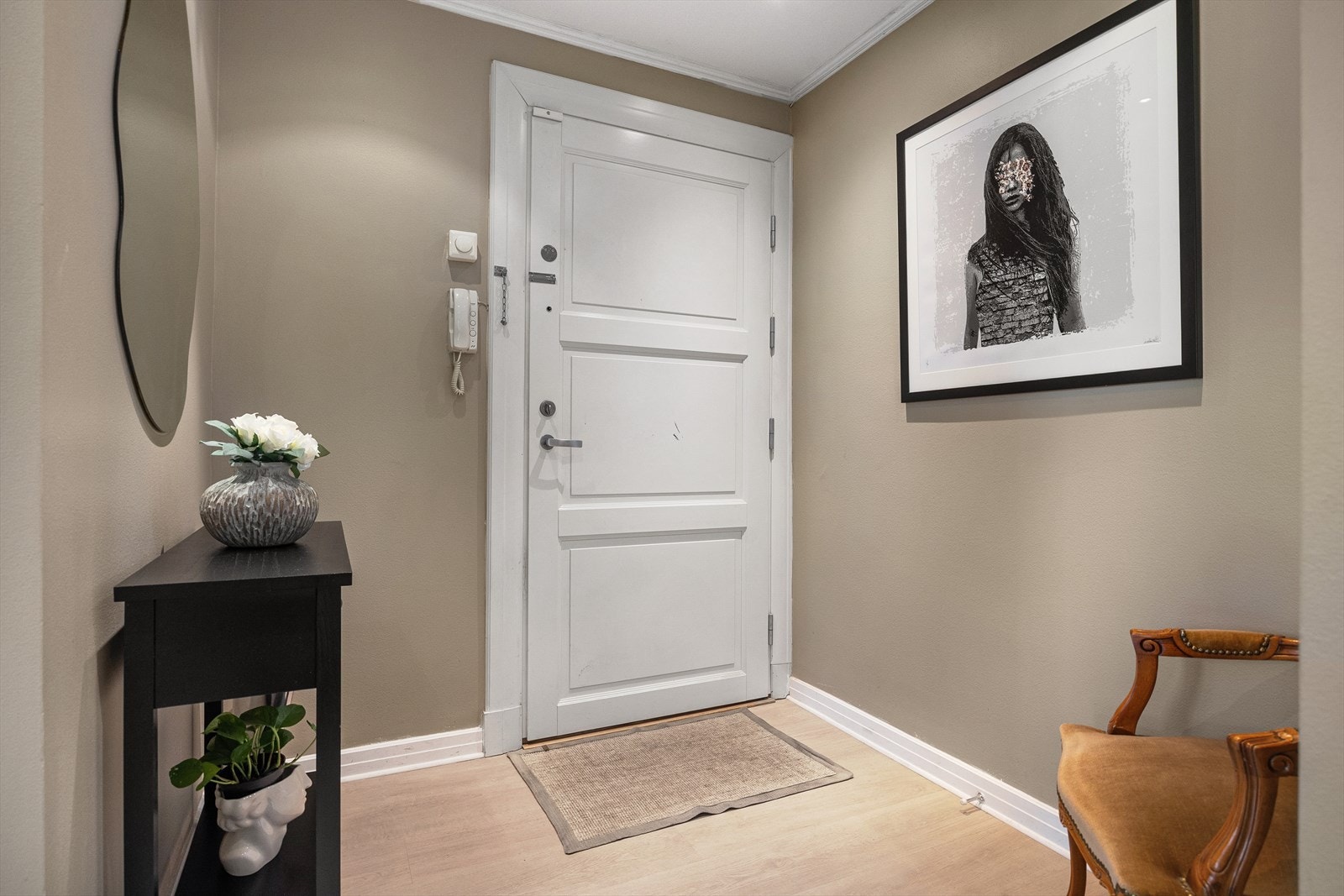 Leiligheten har en innbydende entré med downlights i himlingen, noe som skaper et umiddelbart godt førsteinntrykk. Oppgangen har porttelefon. Galleribilde