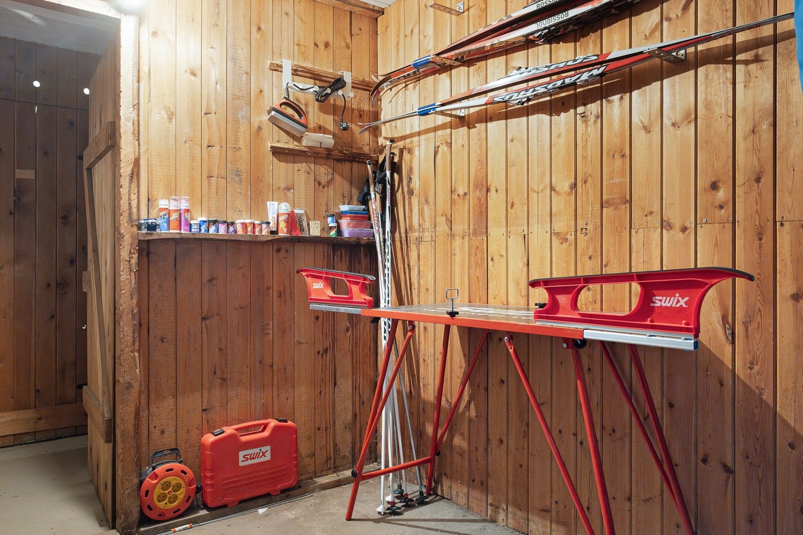 Leiligheten disponerer to romslige boder, en er tilrettelagt som smørebod med benk og oppheng, perfekt for deg som trives med ski og vinteraktiviteter. Galleribilde