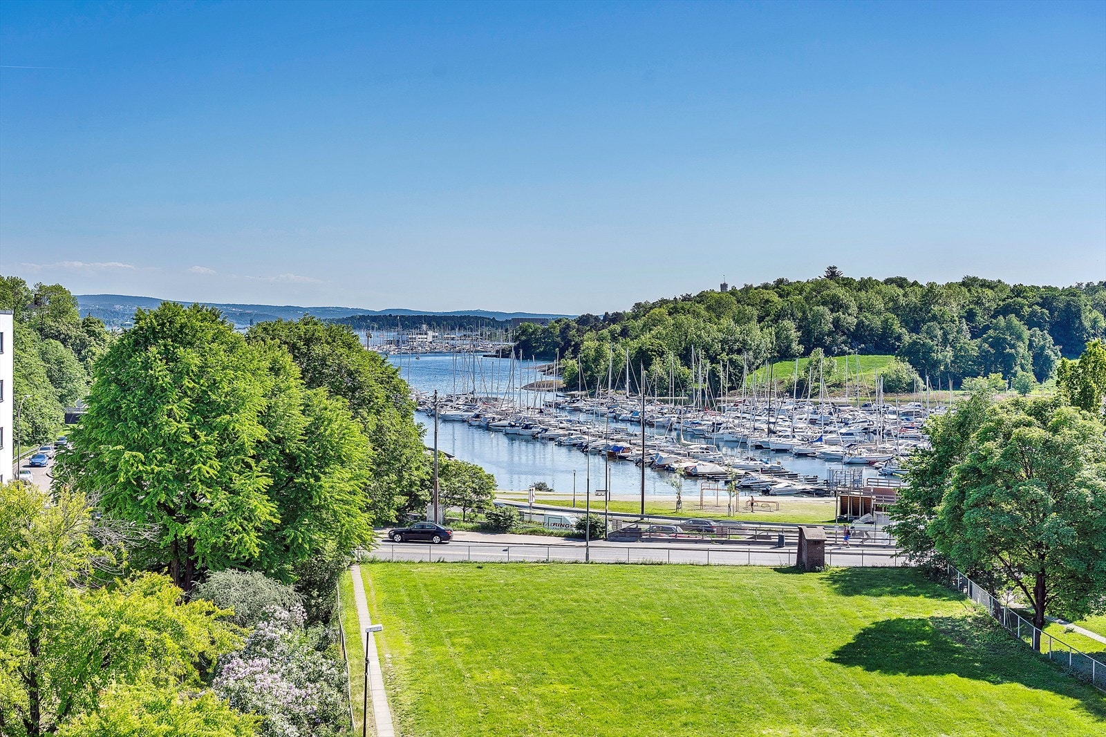 Leiligheten har enkel tilgang til flotte turmuligheter langs Frognerstranda og havnepromenaden. I tillegg finnes flere bademuligheter og strender på Bygdøy, samt sjøbad på Tjuvholmen og i Bjørvika. Galleribilde
