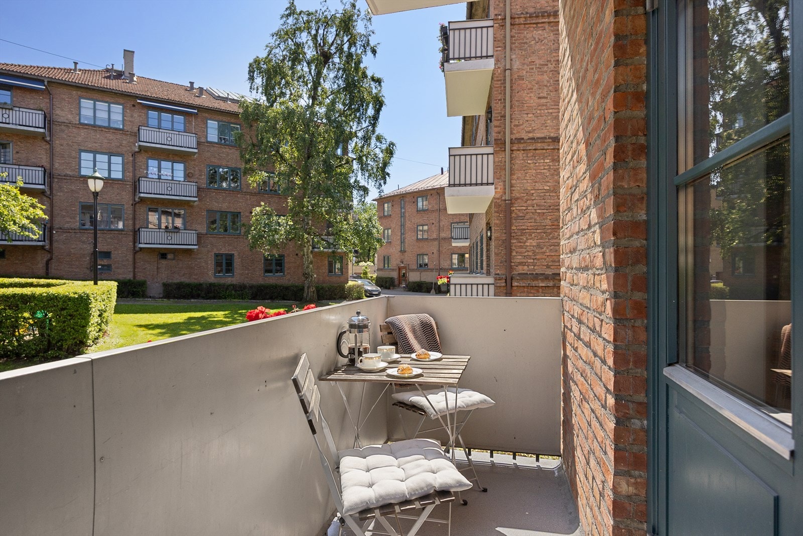Velkommen til Schives gate 3A! Dette er en innbydende 2-roms selveierleilighet beliggende i det populære Langaardsløkken sameie. Her bor du tilbaketrukket i et svært ettertraktet område på Frogner/Briskeby, med umiddelbar nærhet til servicetilbud. Galleribilde
