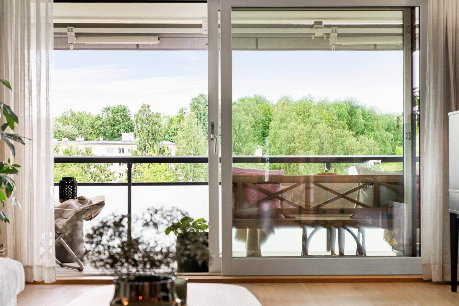 Det er nyere panoramavinduer med skyvedør, som skaper en flytende overgang mellom uteplass og stue Galleribilde