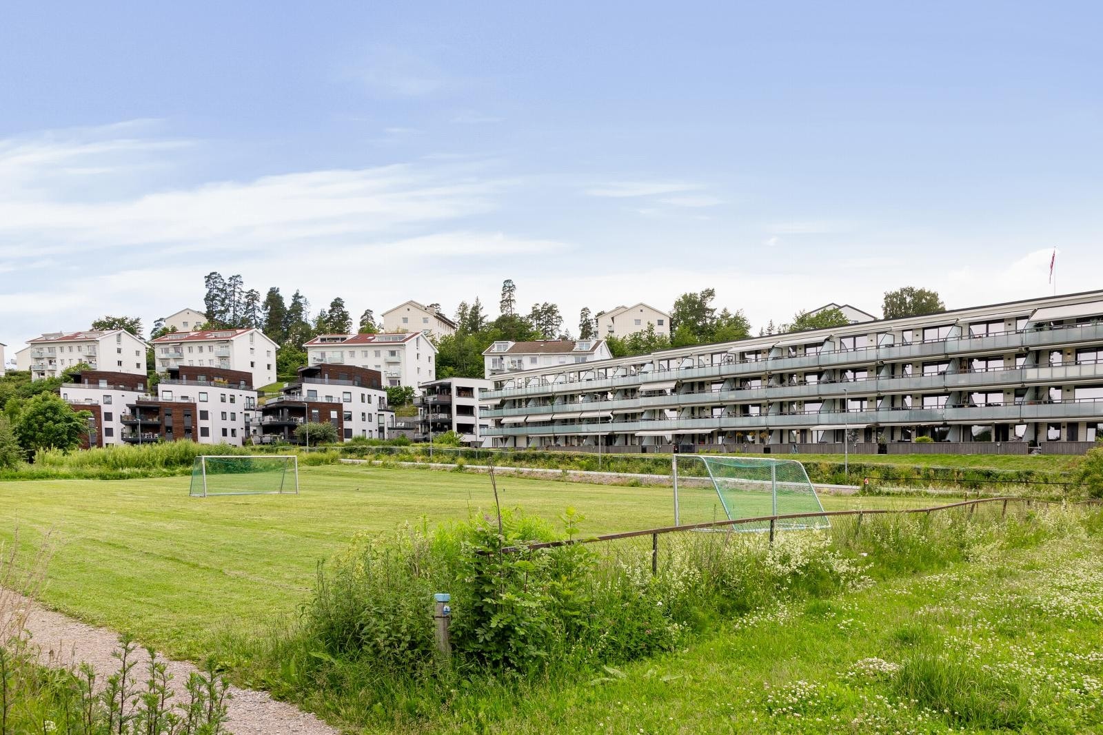 Det er grønne og fine fellesområder, og fine omgivelser for lek og hygge Galleribilde