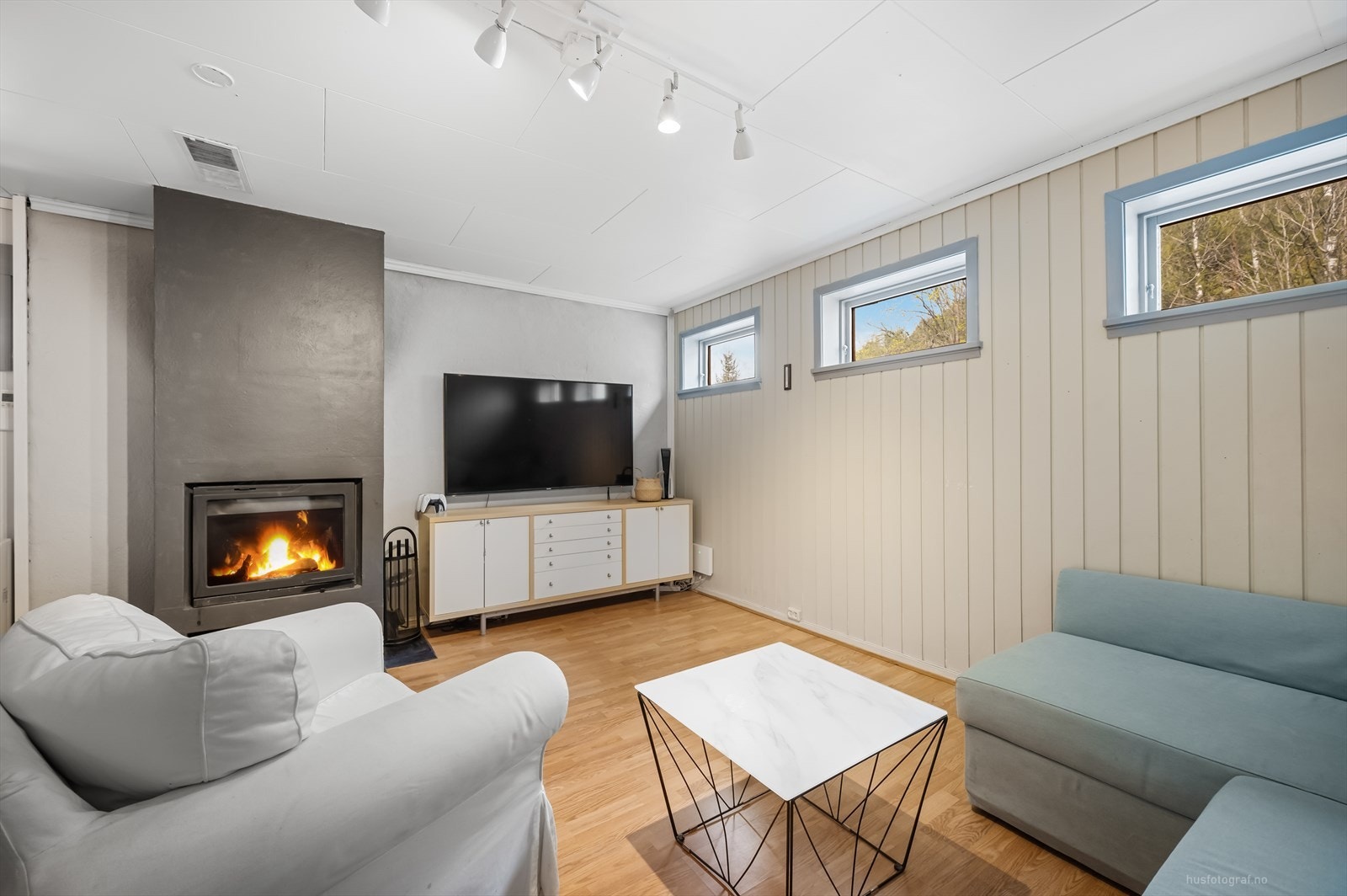 Hyggelig stue/oppholdsrom i underetasjen Galleribilde