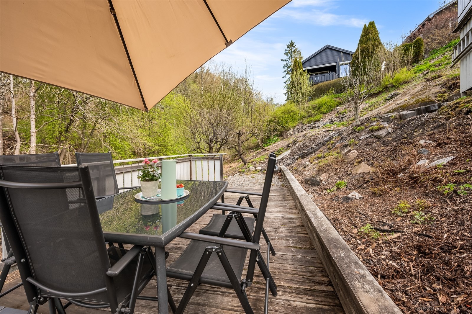Terrasse/uteplass på nedsiden av huset Galleribilde