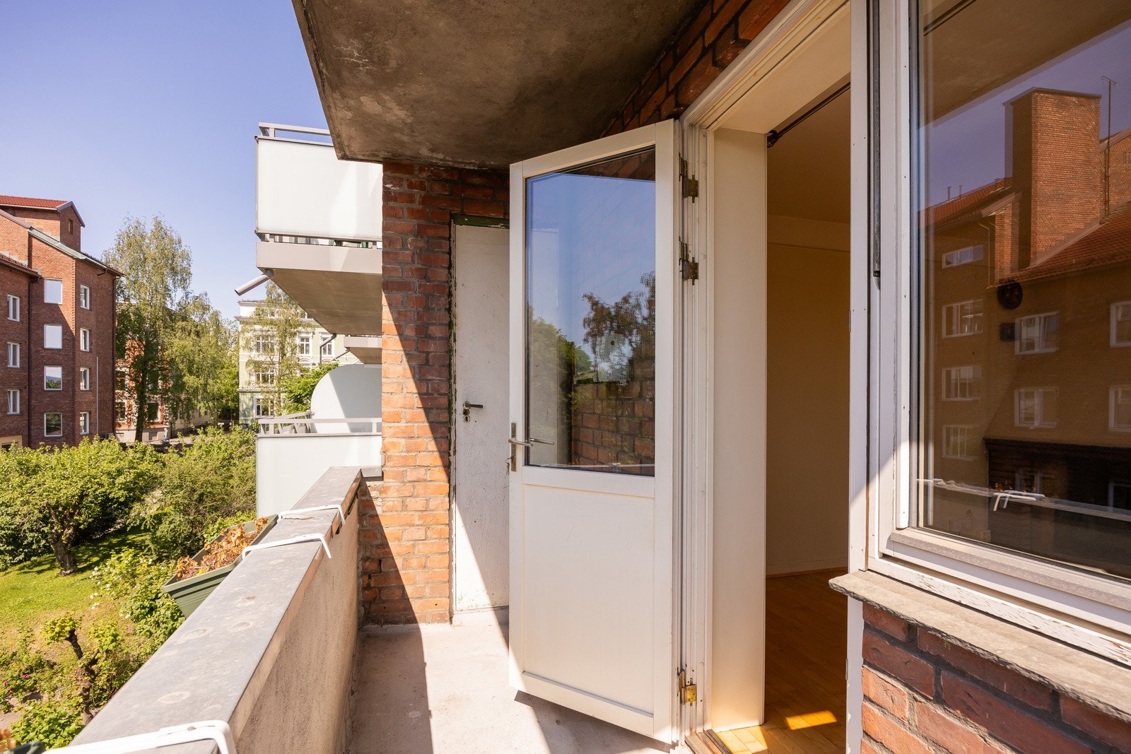 Solrik balkong på 3,66 kvm. Døren i bakgrunnen er nå permanent stengt og kan ikke brukes Galleribilde