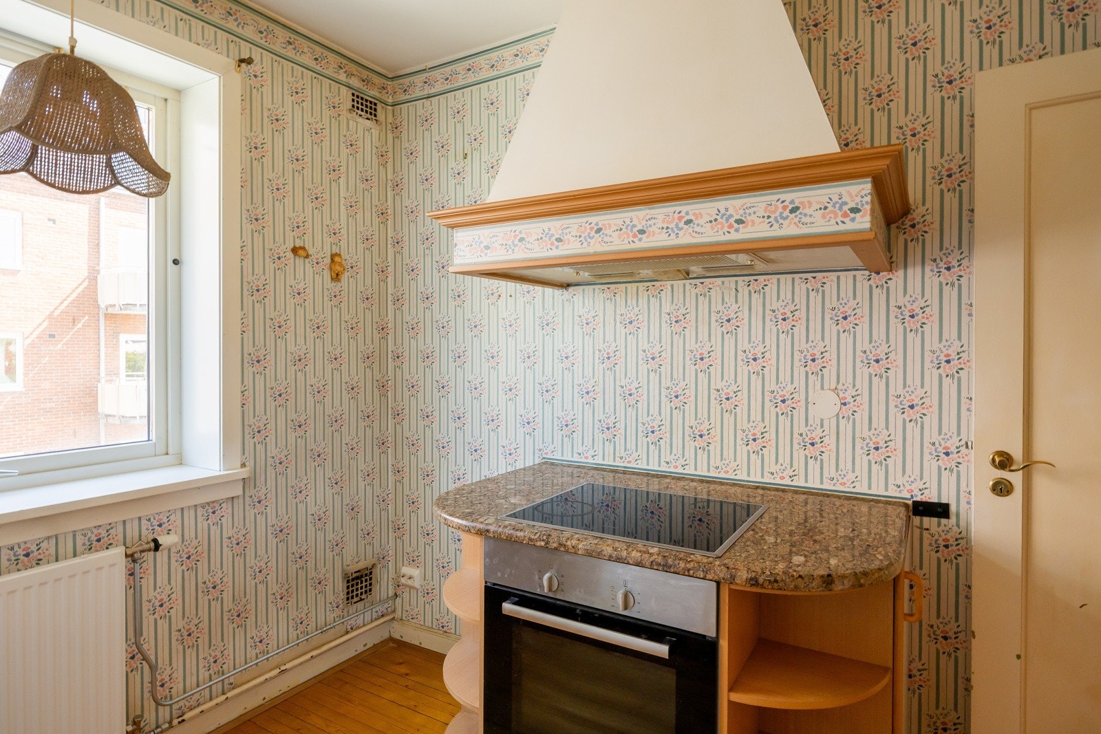 Separat kjøkken med integrert koketopp og stekeovn Galleribilde