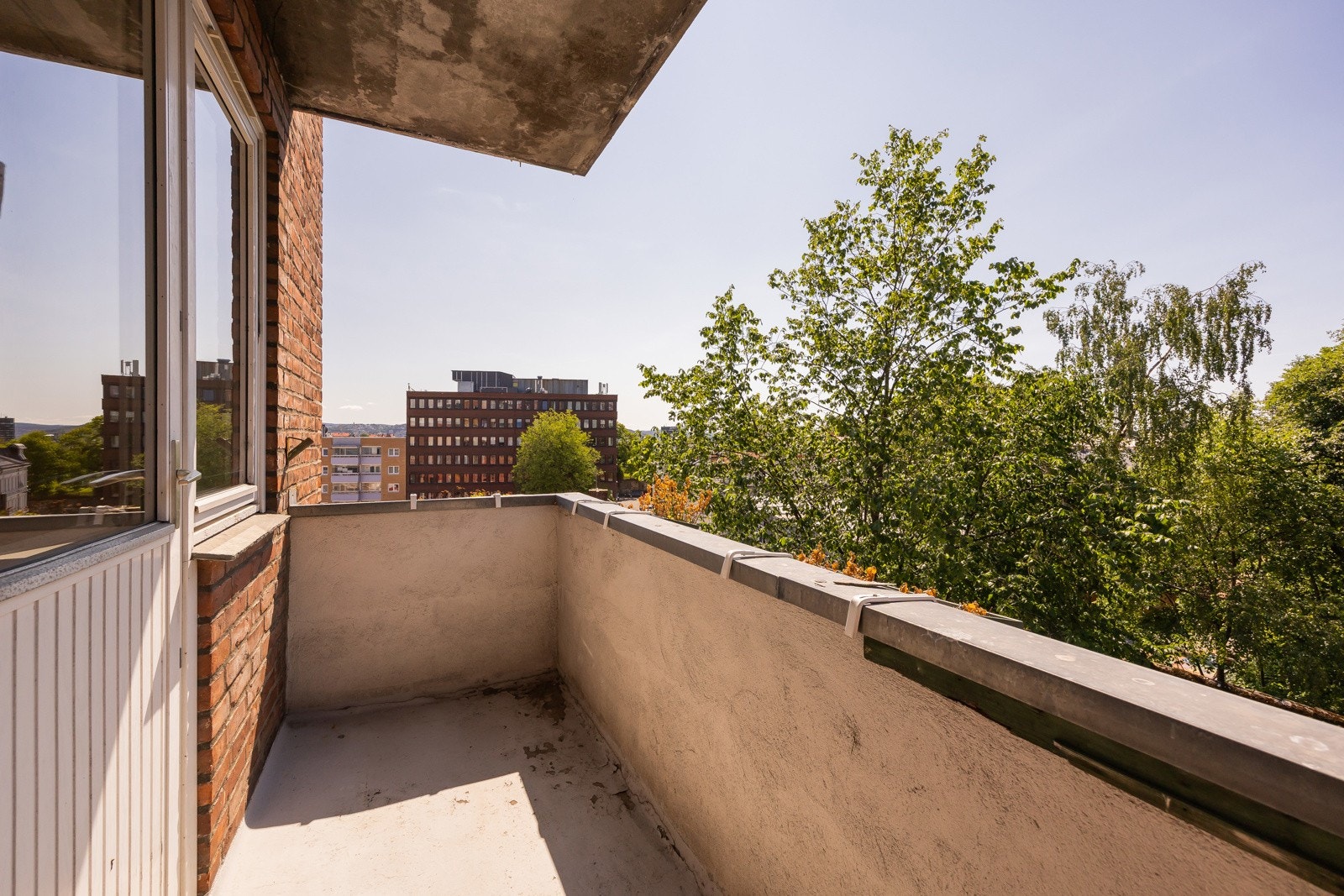 Lys og romslig 3-roms hjørneleilighet på 72 kvm i 3. etasje med heis og to solrike balkonger Galleribilde