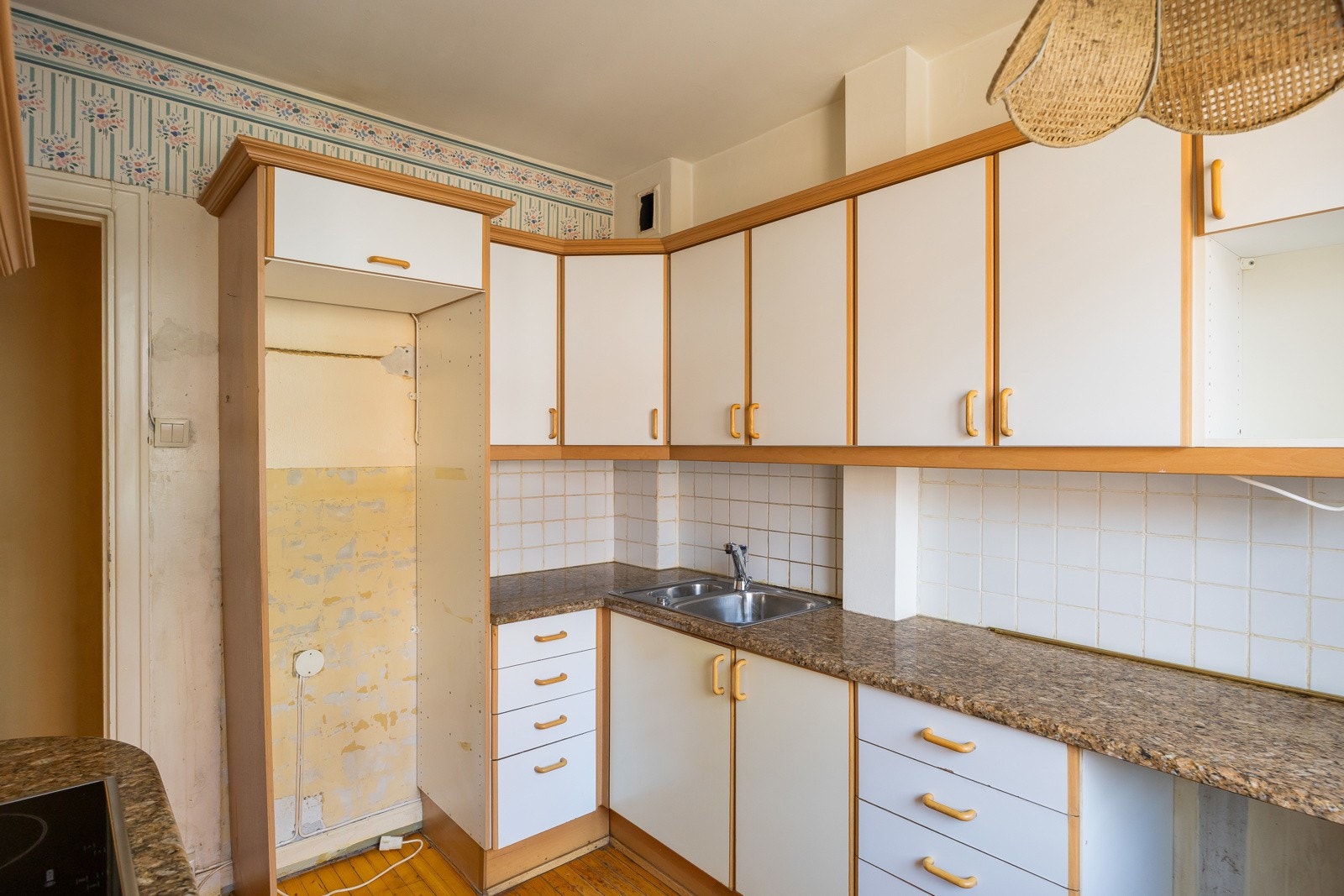 Kjøkkeninnredning består av glatte fronter med trehåndtak, laminat benkeplater, stålkum med blandebatteri, fliser over benk, plass til frittstående Galleribilde