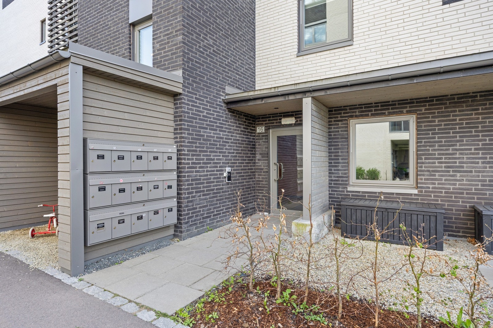 Ved hovedinngangen er disponerer også leiligheten en privat forhage som kan brukes etter behov og ønsker. Galleribilde