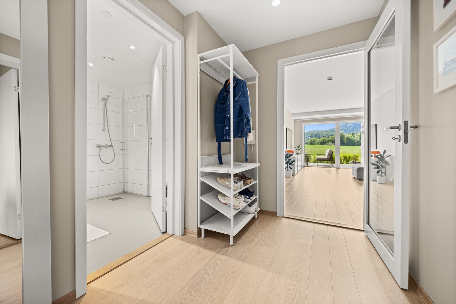 Velkommen hjem! Leiligheten har en innbydende entré som gir et solid førsteinntrykk. Galleribilde