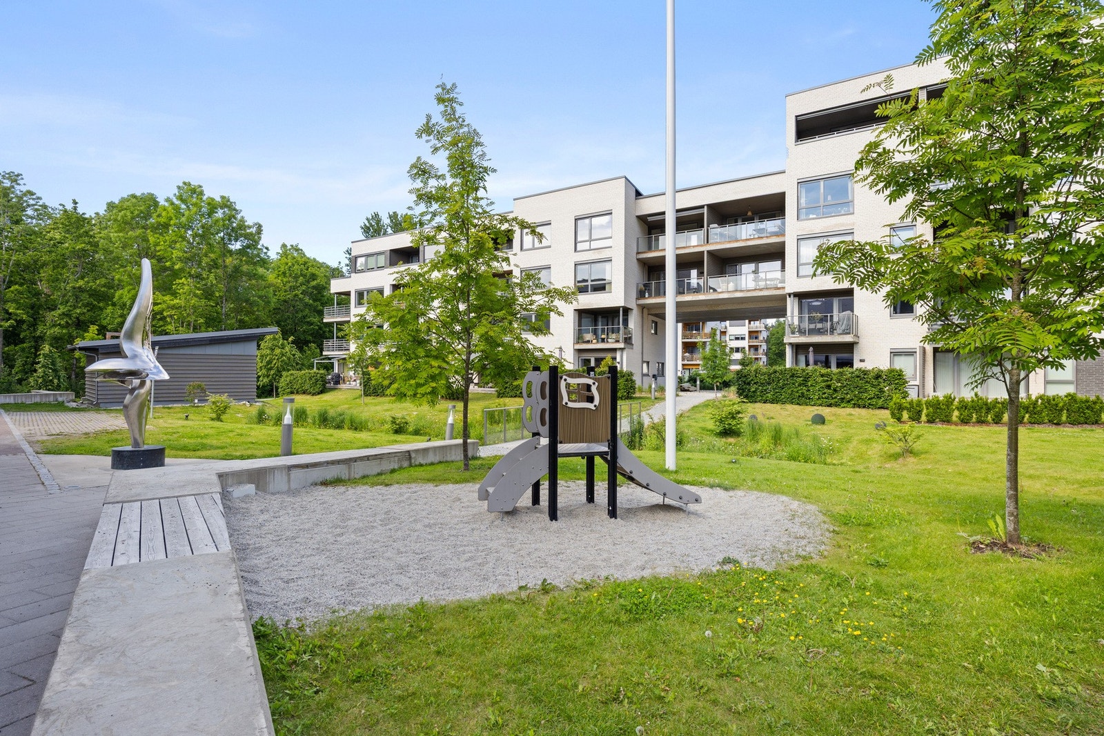 Fellesområdene er godt tilrettelagt med sittegrupper og lekeplass for barna! Galleribilde