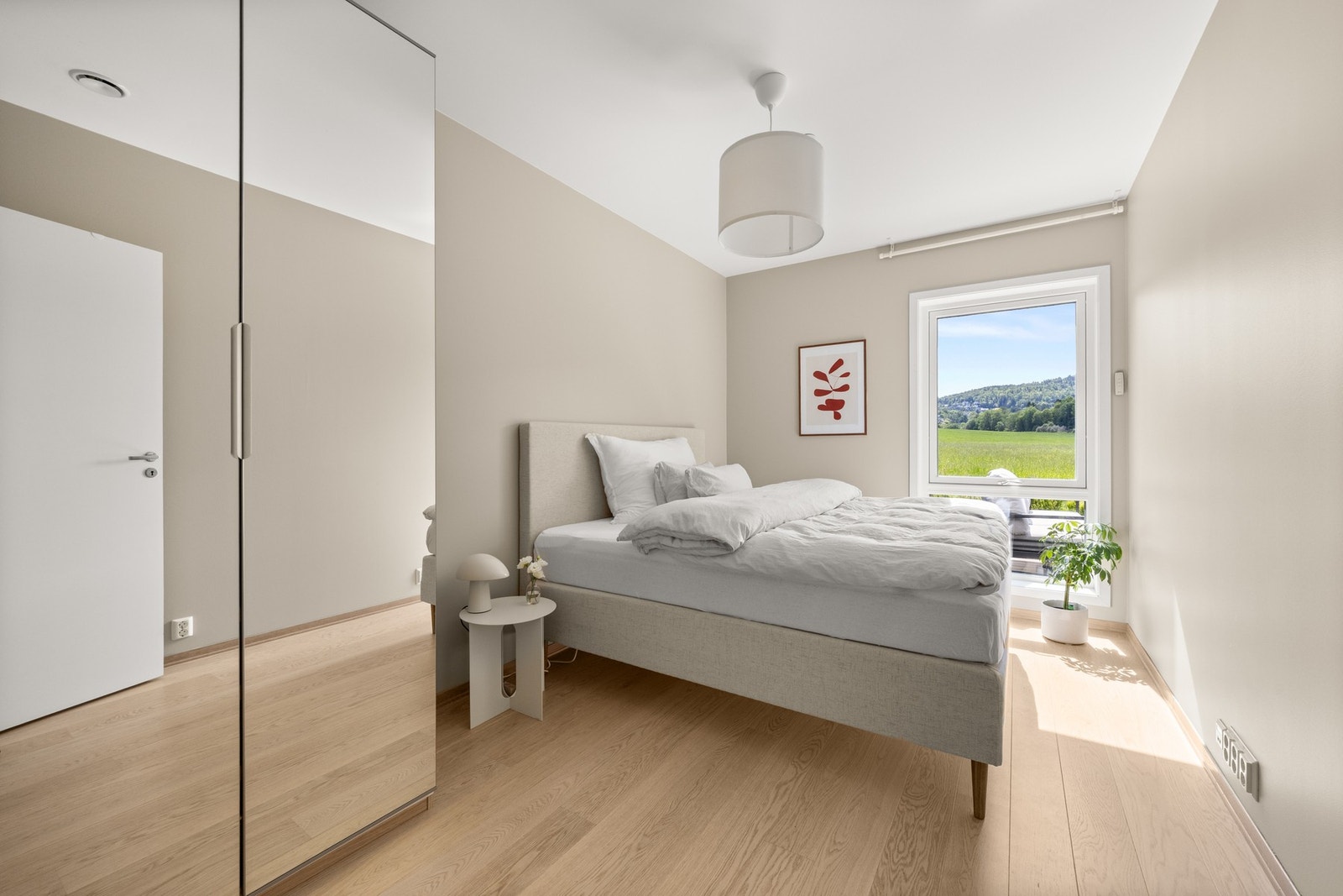 Hovedsoverommet er av god størrelse og har et praktisk garderobeskap. Galleribilde