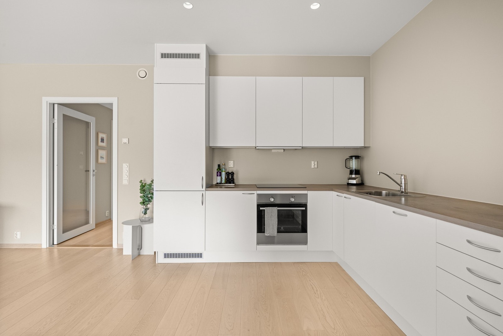 Kjøkkenet har integrerte hvitevarer. Galleribilde