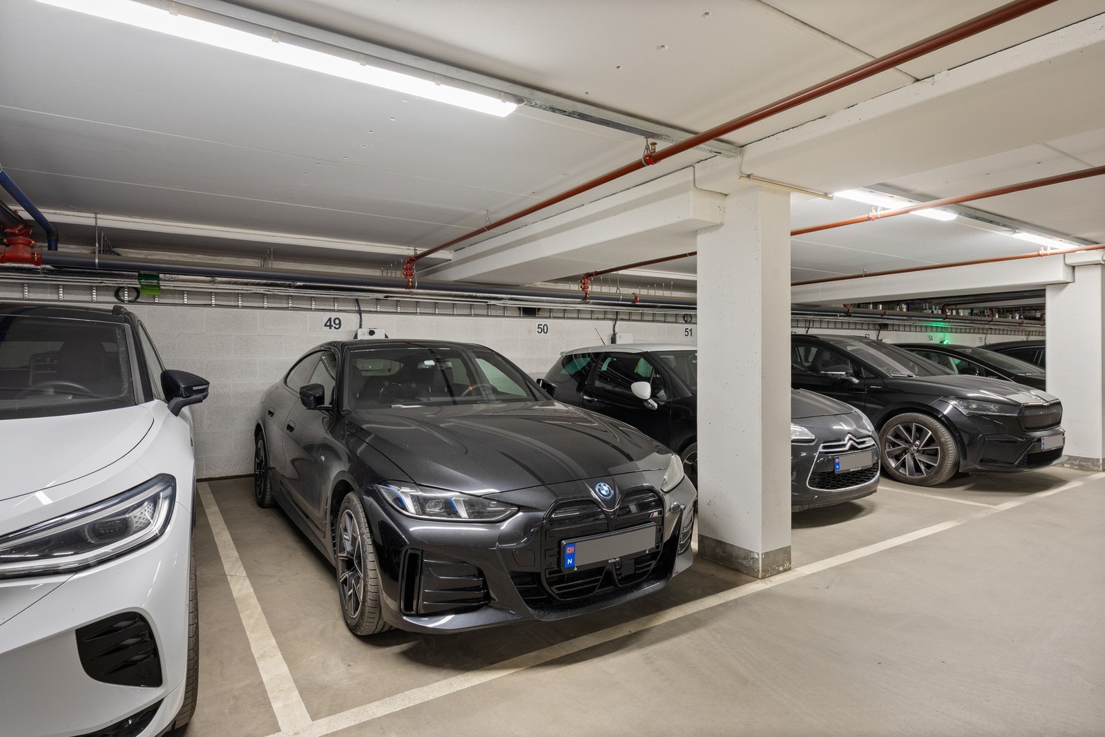 Parkering i felles garasjeanlegg med elbillader. Galleribilde