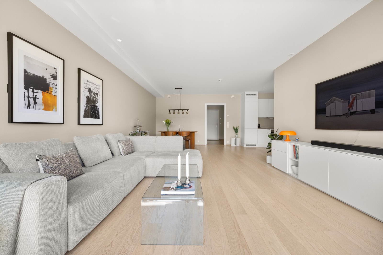 Lys og romslig stue med god plass til sofa, tv-benk eller annen ønsket innredning. Galleribilde