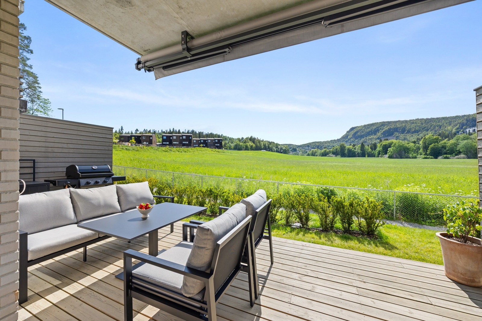 Terrassen fungerer som en forlengelse av stuen på sommerhalvåret og på vinteren er det ski in ski out mot jordet. Galleribilde