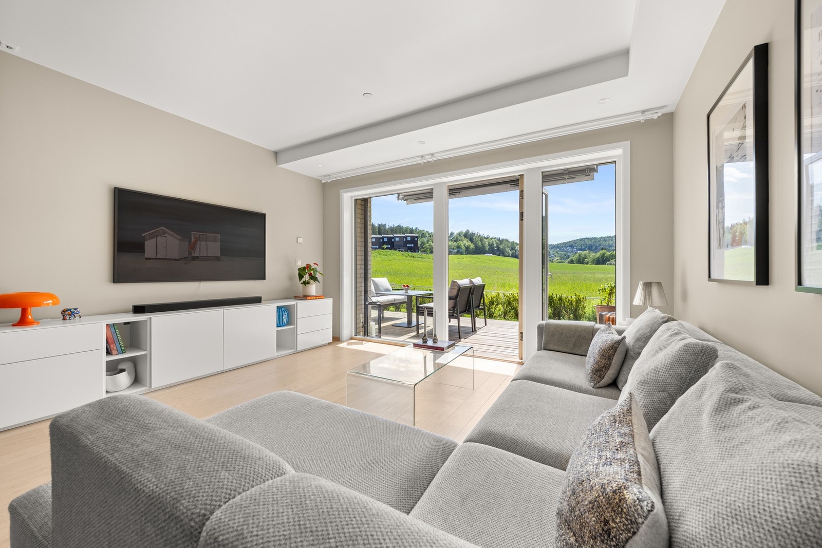 De store vindusflatene gir rikelig med lysinnslipp. Galleribilde