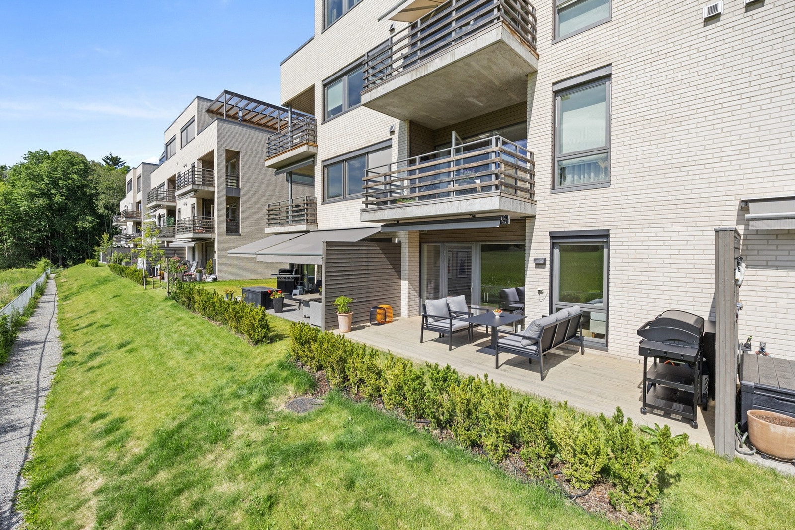 Om sommeren er uteområdene omringet av grønn og frodig omgivelser. På vinterstid lages det skiløyper rett utenfor døren! Galleribilde