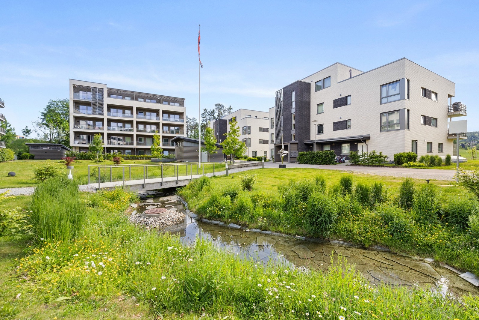 Sameiets fellesområder er pent opparbeidet og gir en parklignende følelse. Galleribilde