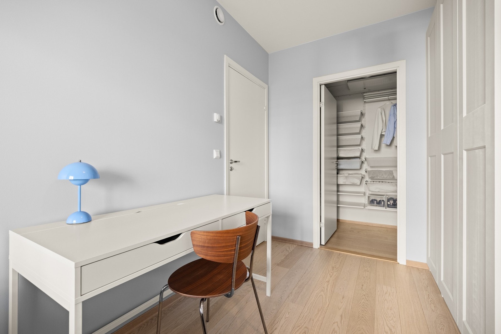 Ved soverommet er det også en praktisk innvendig bod / teknisk rom. Galleribilde