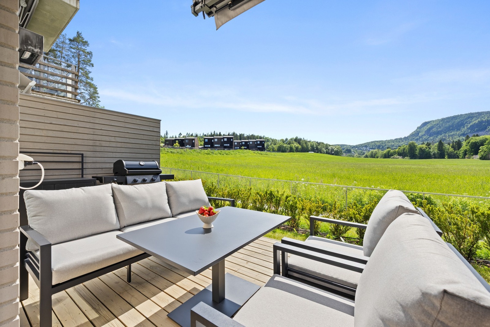 Her kan du nyte solen og utsikten på varme sommerdager. Galleribilde