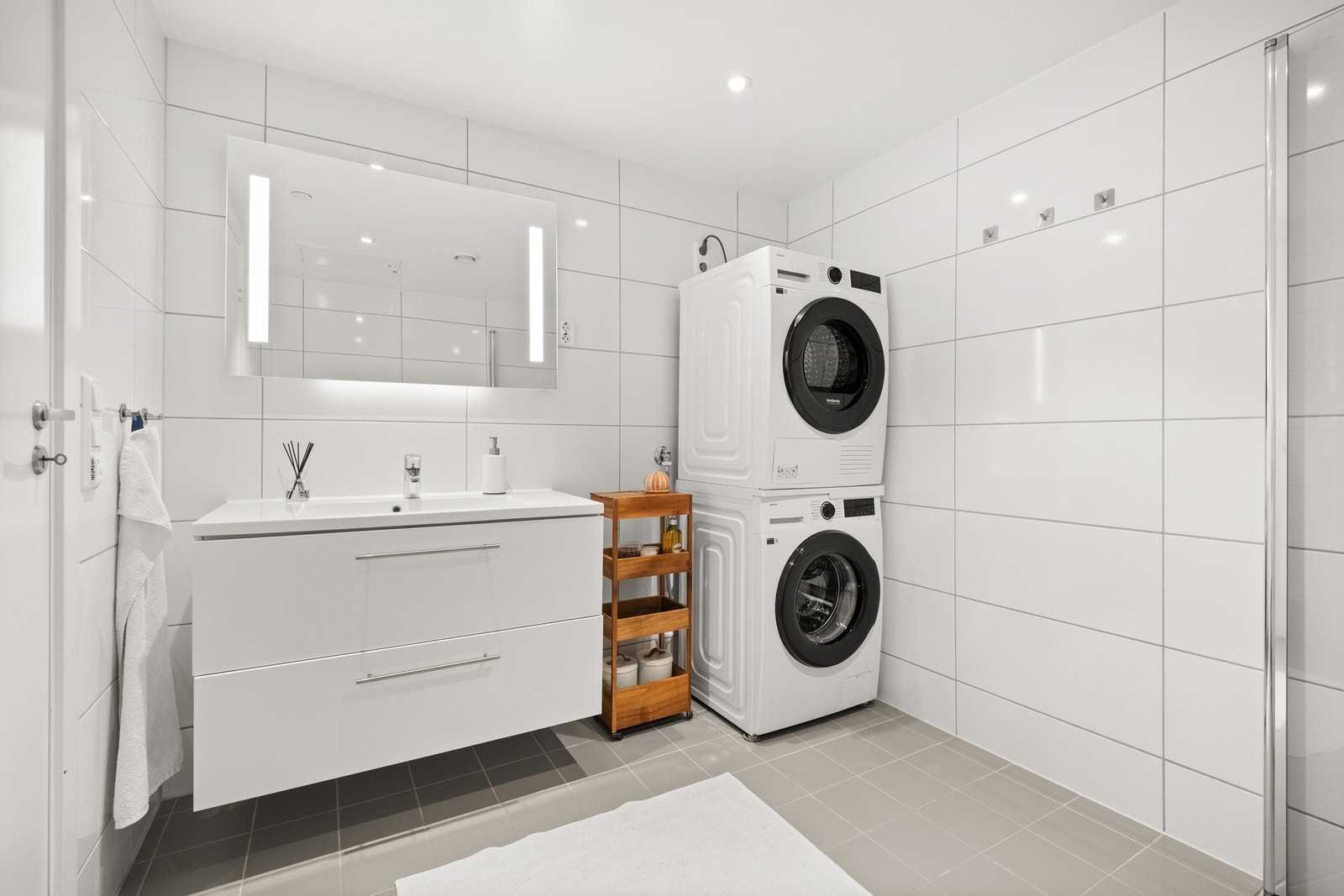 Pent flislagt baderom med opplegg for vaskemaskin og tørketrommel. Galleribilde