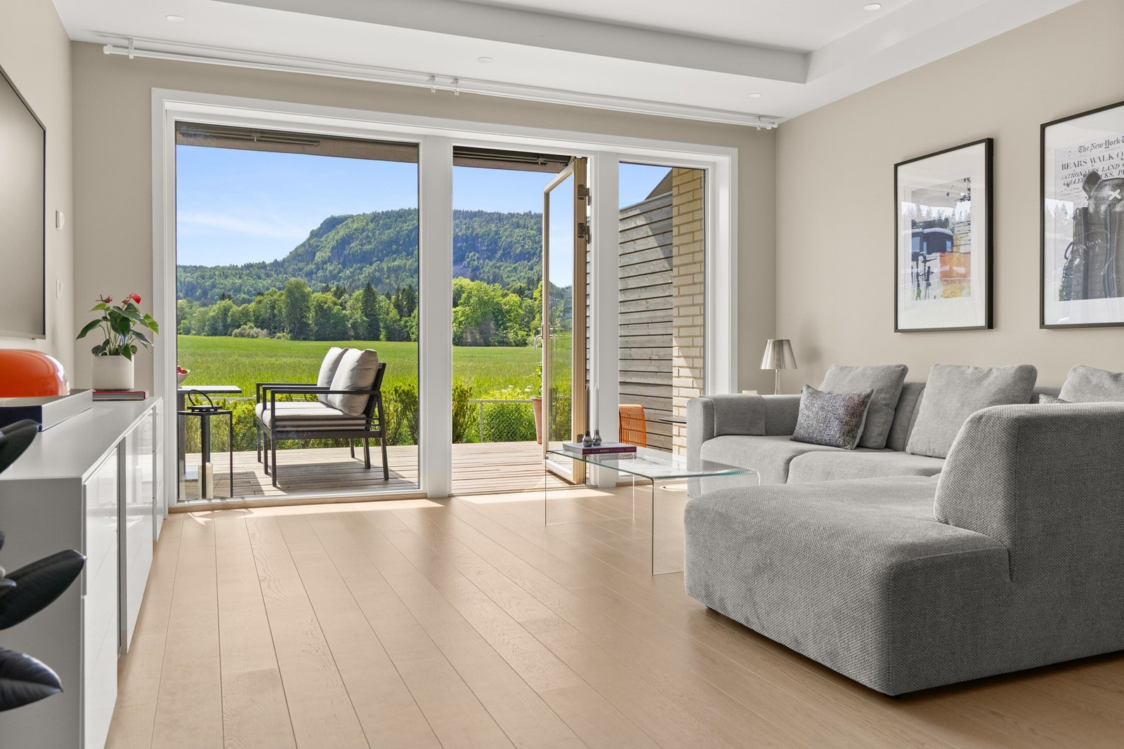 Velkommen til Elvetangen 16, presentert av Marius Anderssen v/ EIE eiendomsmegling avdeling Bærum! Galleribilde