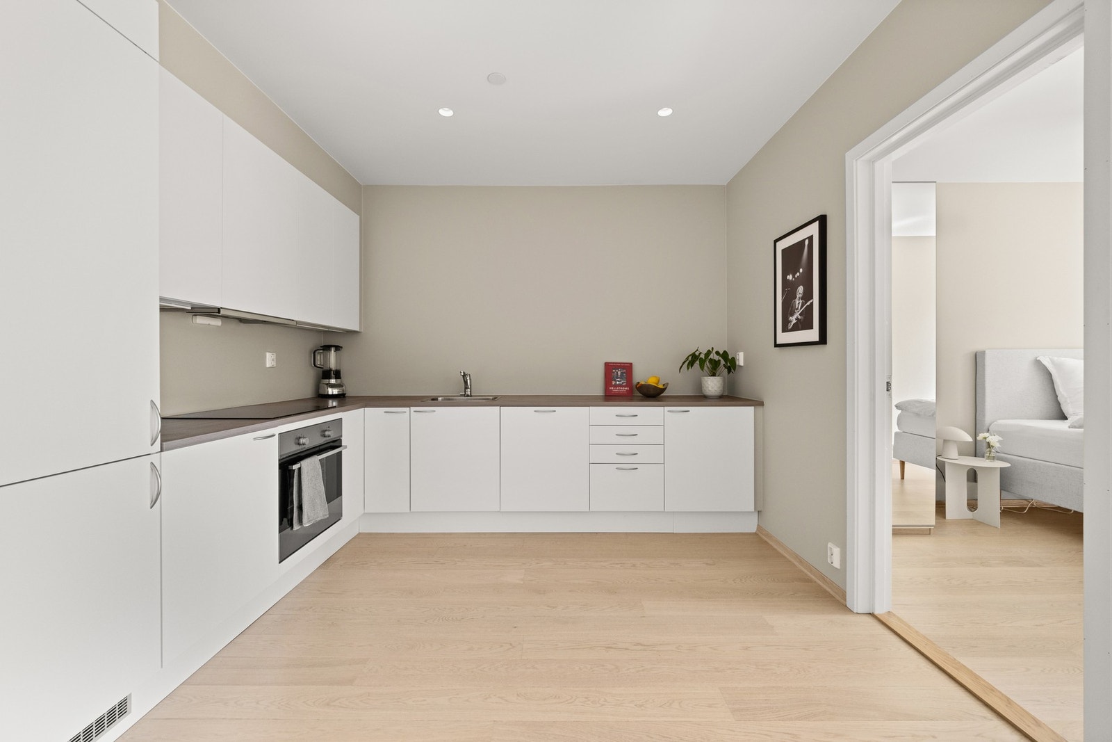 Innholdsrikt kjøkken fra 2020 med glatte fronter og benkeplate av laminat. Galleribilde