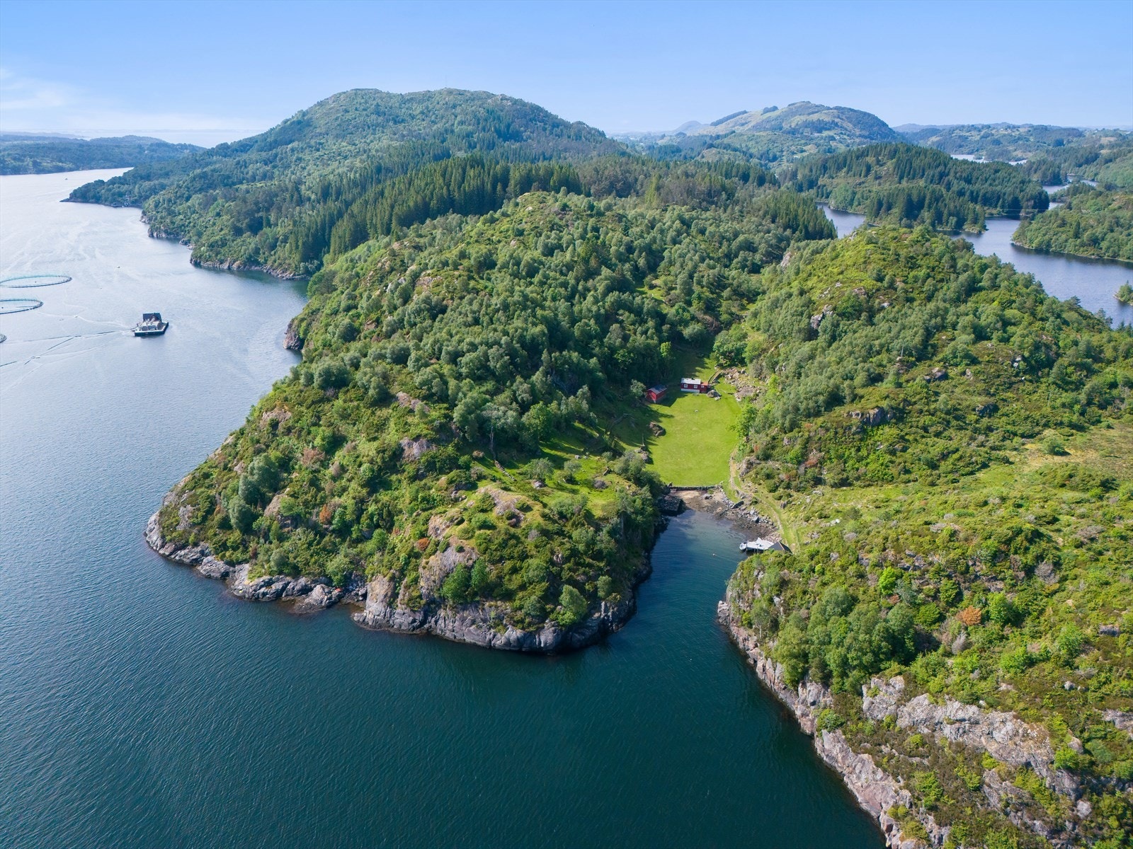 Eiendommen ligger i Kvalvika ved Sæbø. Galleribilde