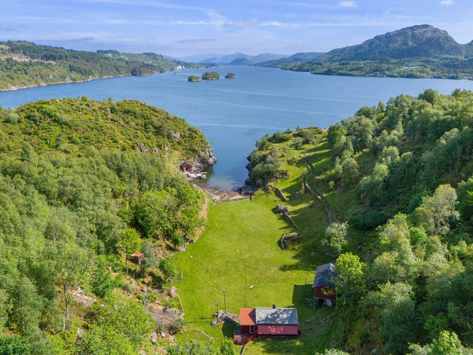 Eiendommen har badevik, naust, kai og lang sjølinje. Galleribilde