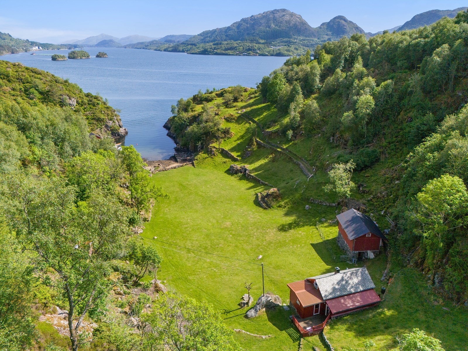 Tomten består av Bruket består av ett lite våningshus, en løe og ett naust. Rundt er det noe innmark rundt bebyggelsen, men for øvrig utmark. Galleribilde