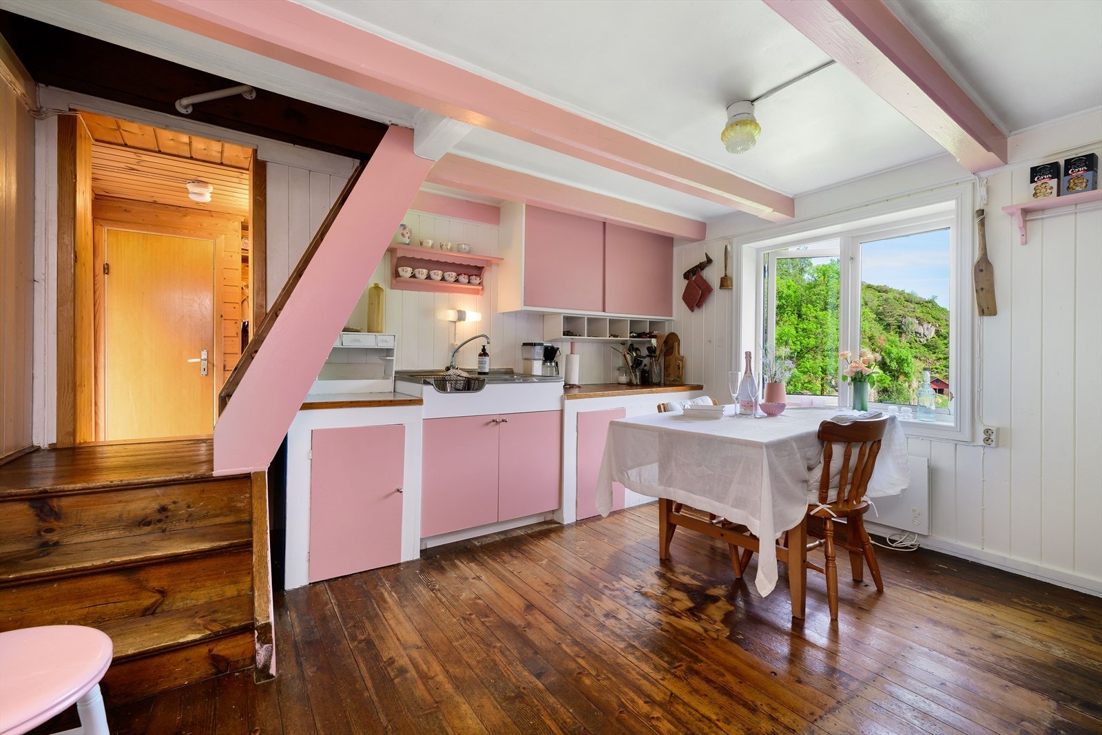 Kjøkkenet er innredet med glatte fronter og benkeplate i laminat. Galleribilde