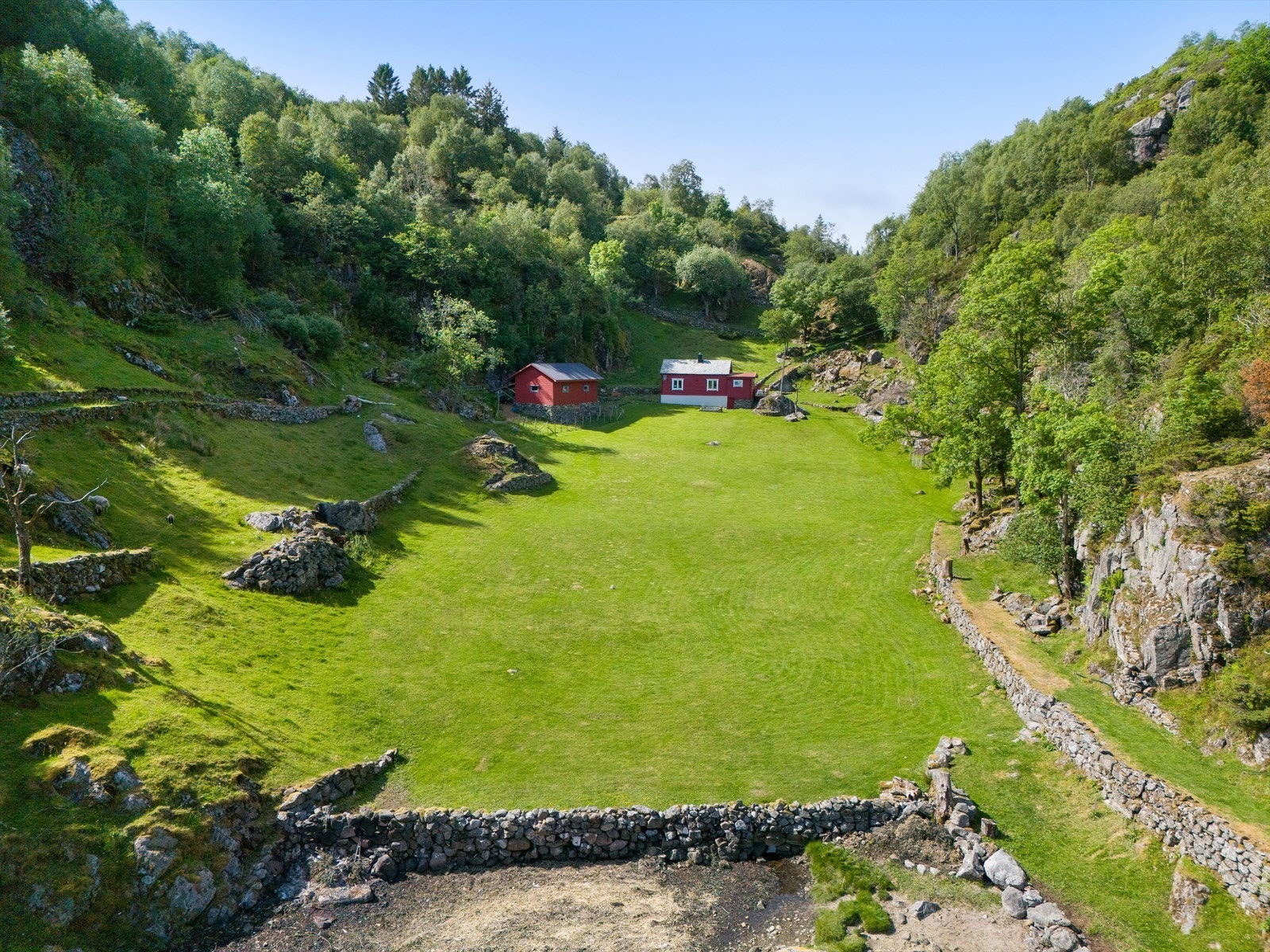 Stor tomt som måler cirka 144 mål. Galleribilde