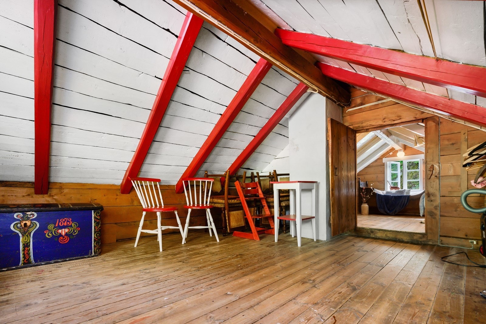 Ett av de to rommene på hemsen. Galleribilde