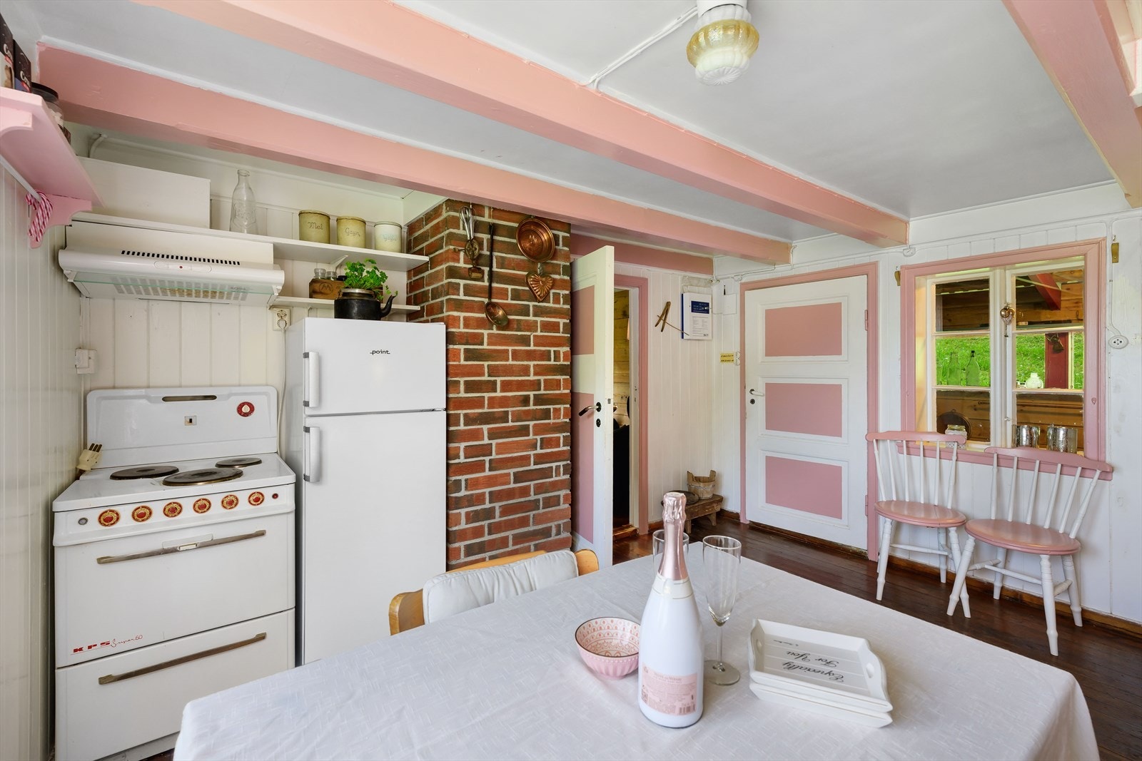 Utstyrt med komfyr og kjøleskap. Galleribilde