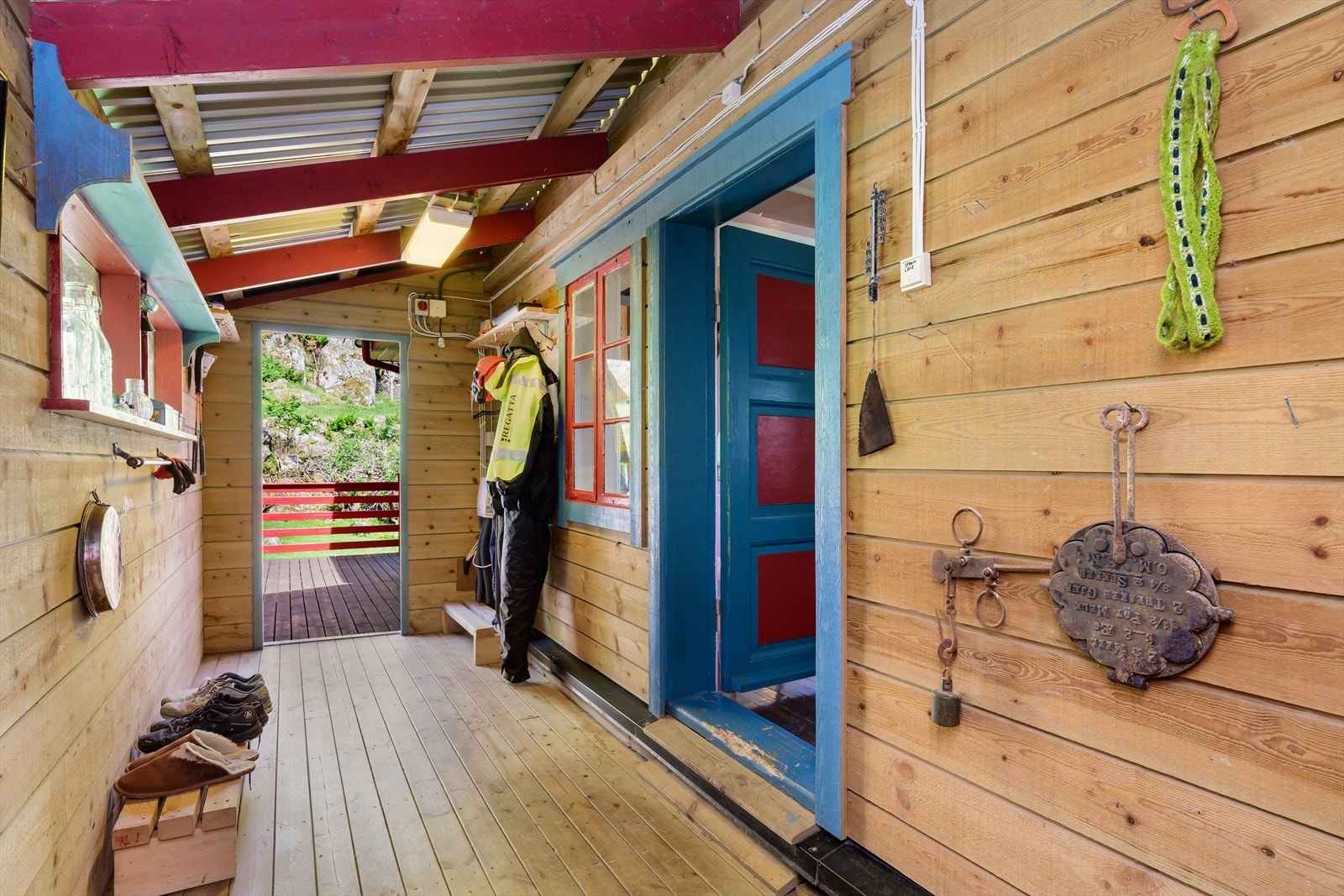 Svalgang med god plass til klær og sko Galleribilde