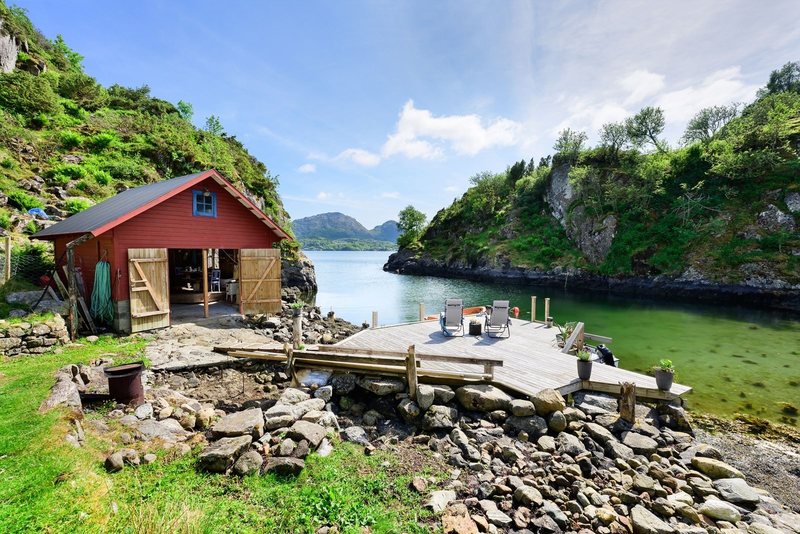 Naust med tilhørende brygge. Galleribilde
