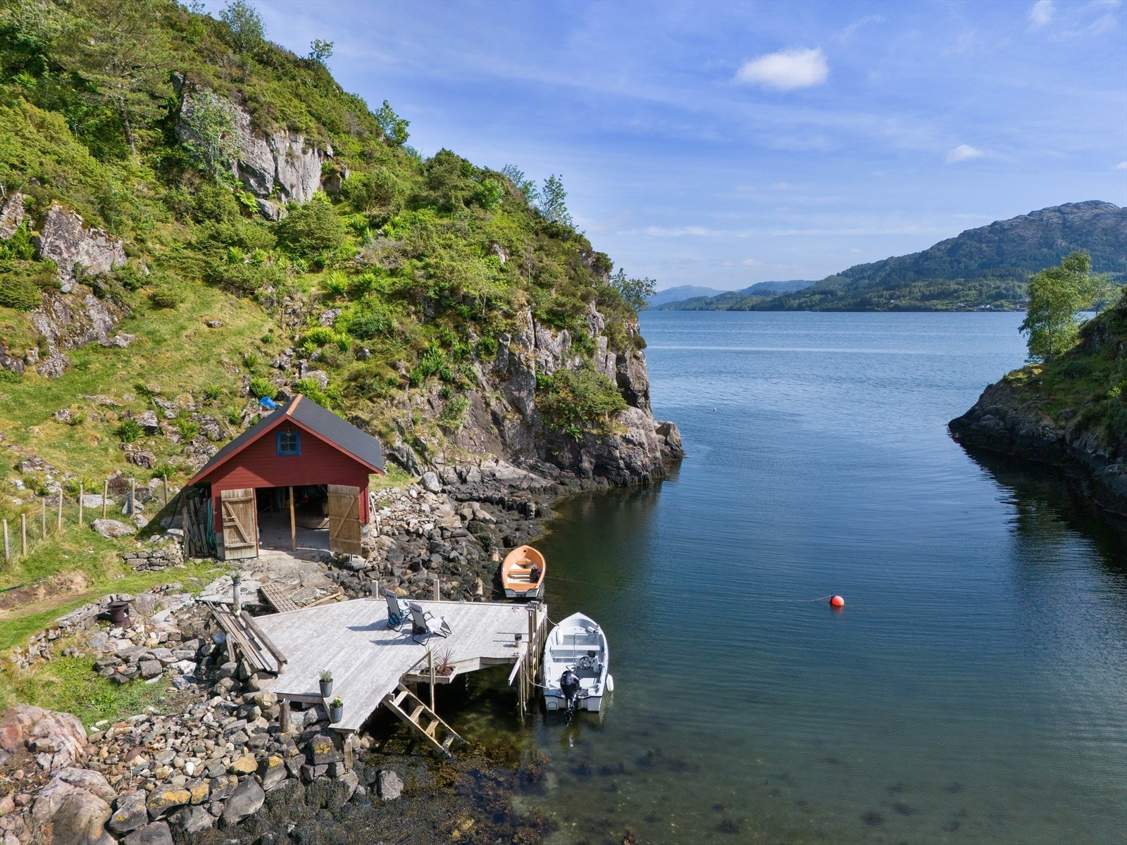 Ved bryggen har man godt med plass til å ha båten. Galleribilde
