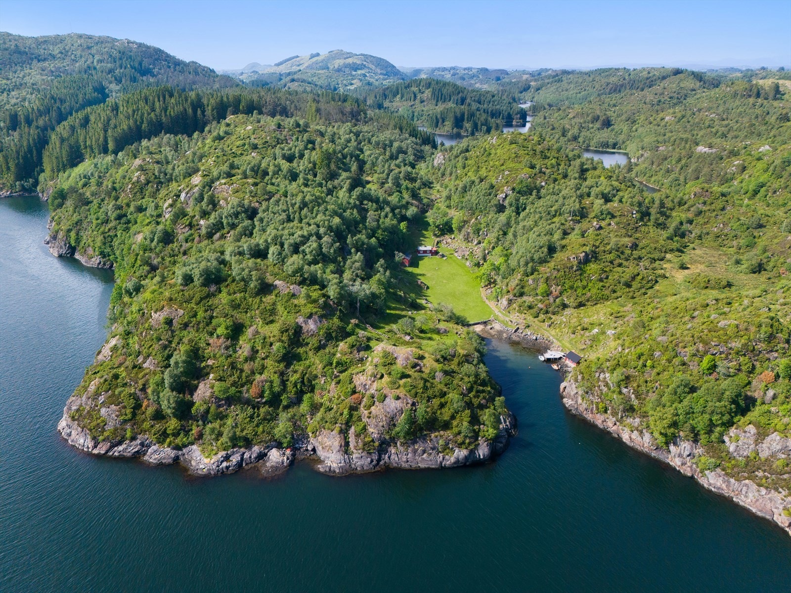 Ved tilkomst til eiendommen kan man gå via sti fra parkering eller med båt. Galleribilde