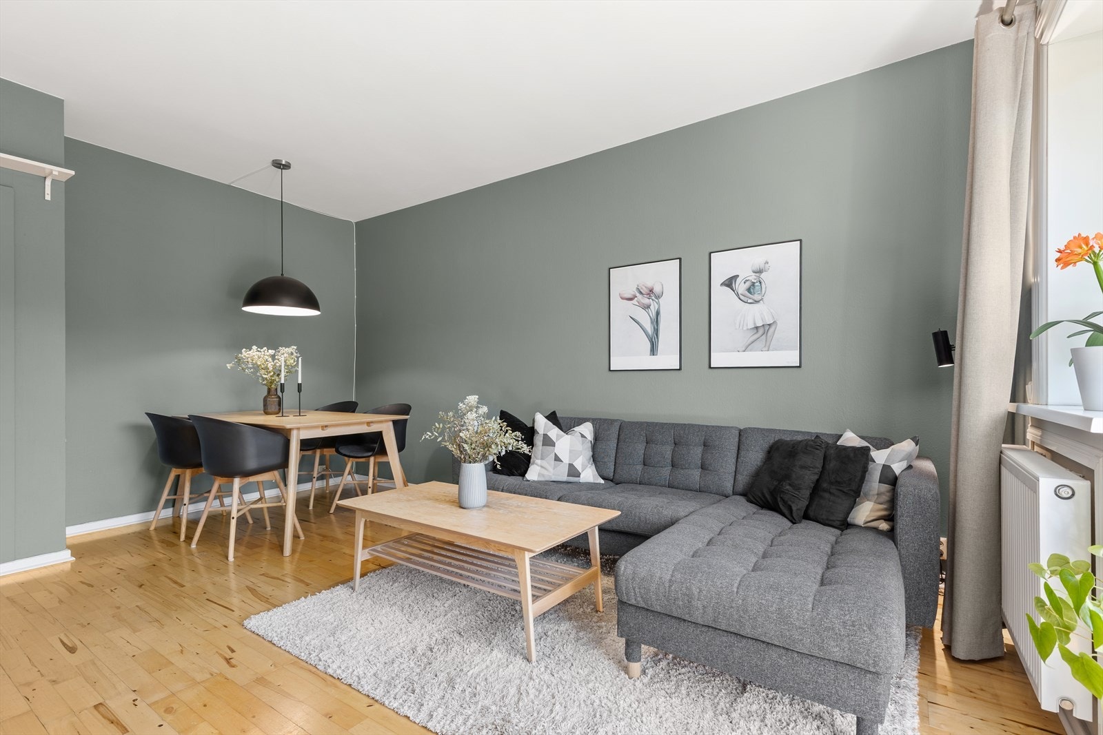 I stuen får du god plass til sofagruppe, TV-møblement og spisegruppe. Galleribilde