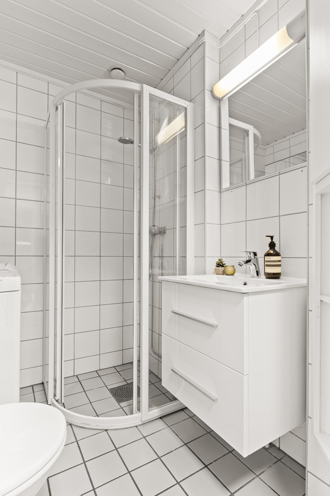 Badet har flislagte overflater og varmekabler i gulvet. Galleribilde