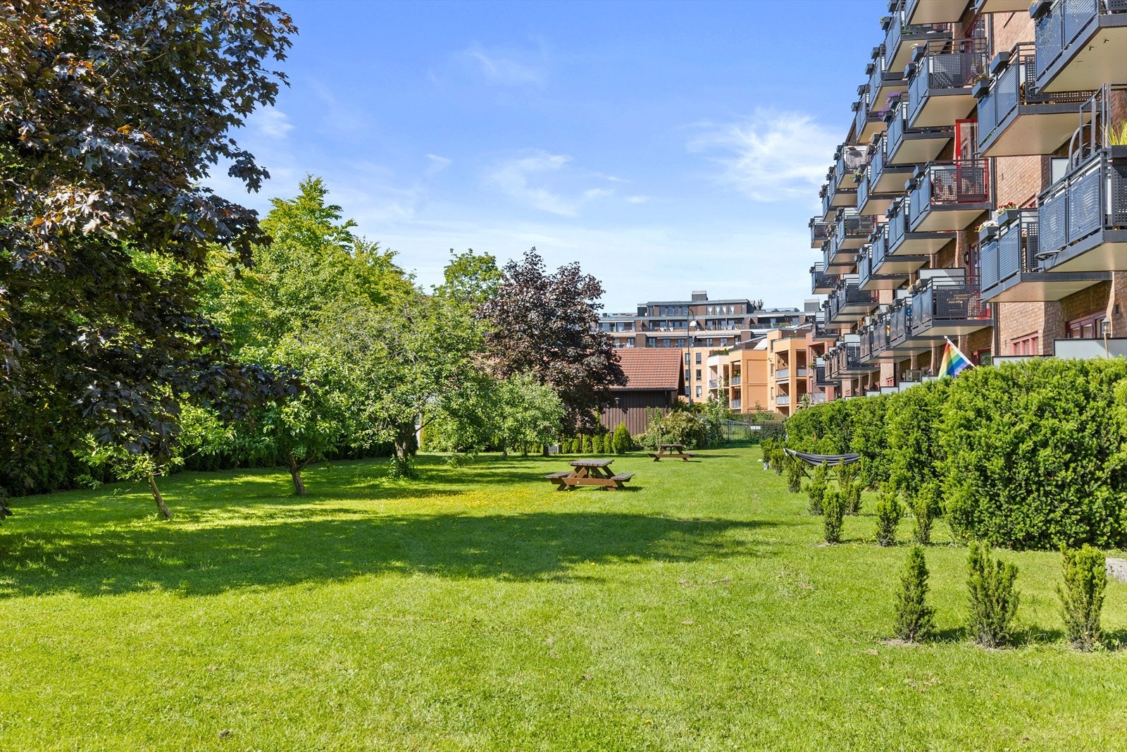 Leiligheten ligger med svært attraktiv intern beliggenhet skjermet fra trafikkstøy og bråk. Galleribilde