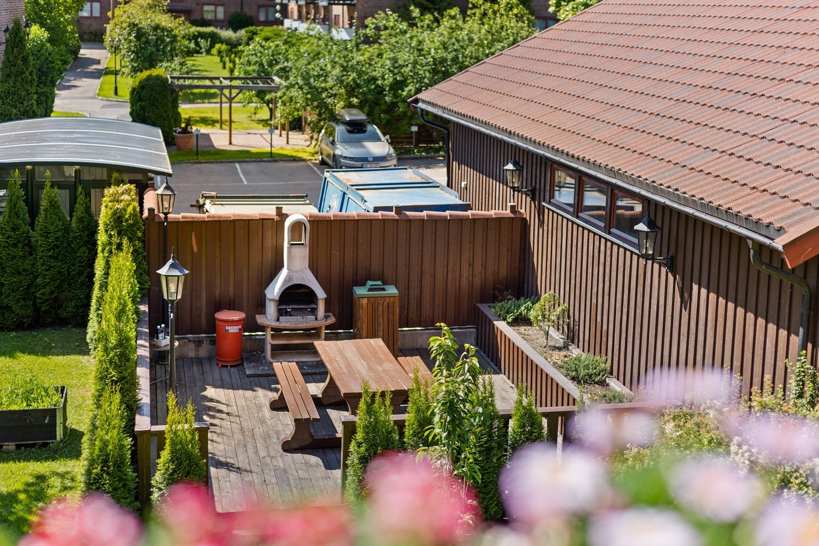 Fin utsikt ned til borettslagets fellesareal. Galleribilde