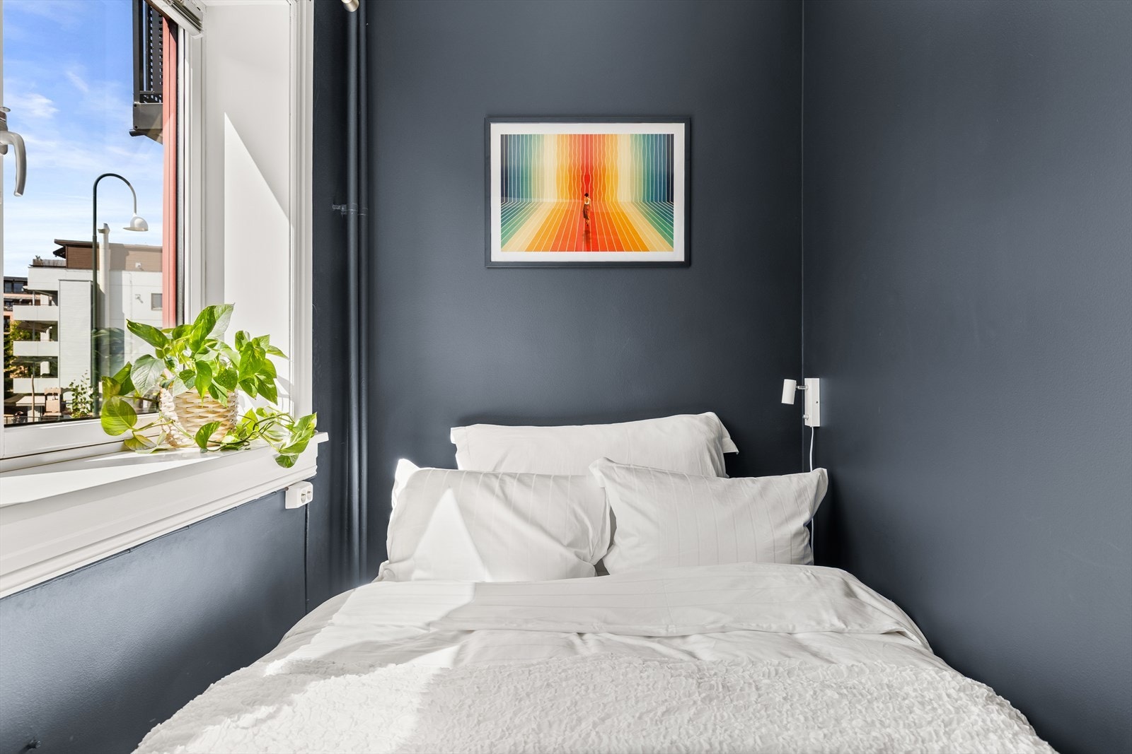 Soverom med rikelig skapplass. Det er god plass til dobbeltseng. Galleribilde