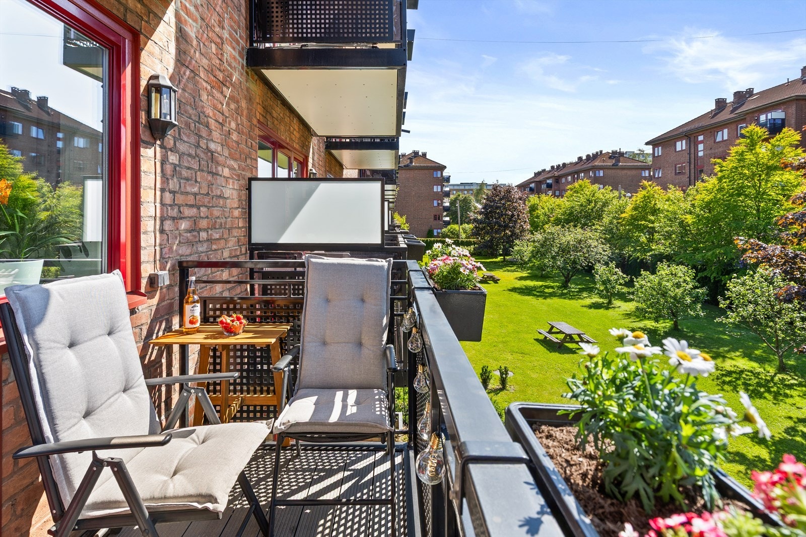 Vi har gleden av å presentere denne lyse og fine leiligheten med vestvendt balkong og sol fra 14.00-21.00! Galleribilde