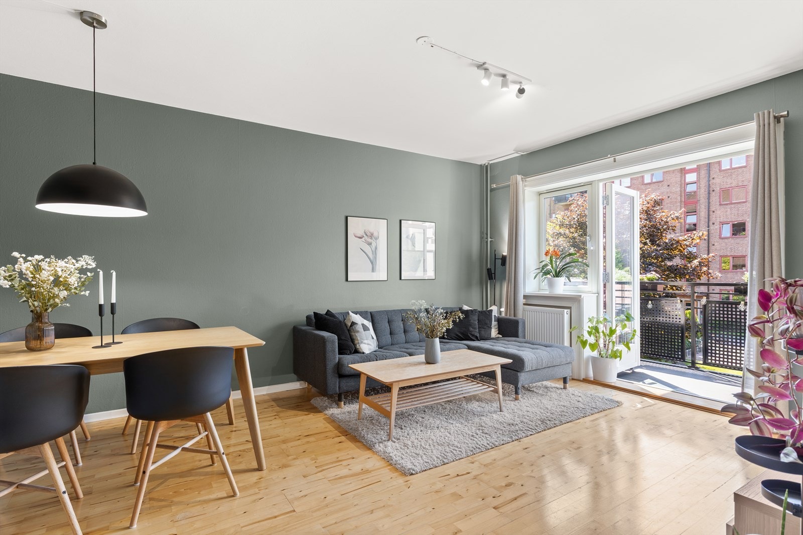 Lys og luftig stue med store vestvendte vindusflater som slipper inn rikelig med lys. Galleribilde