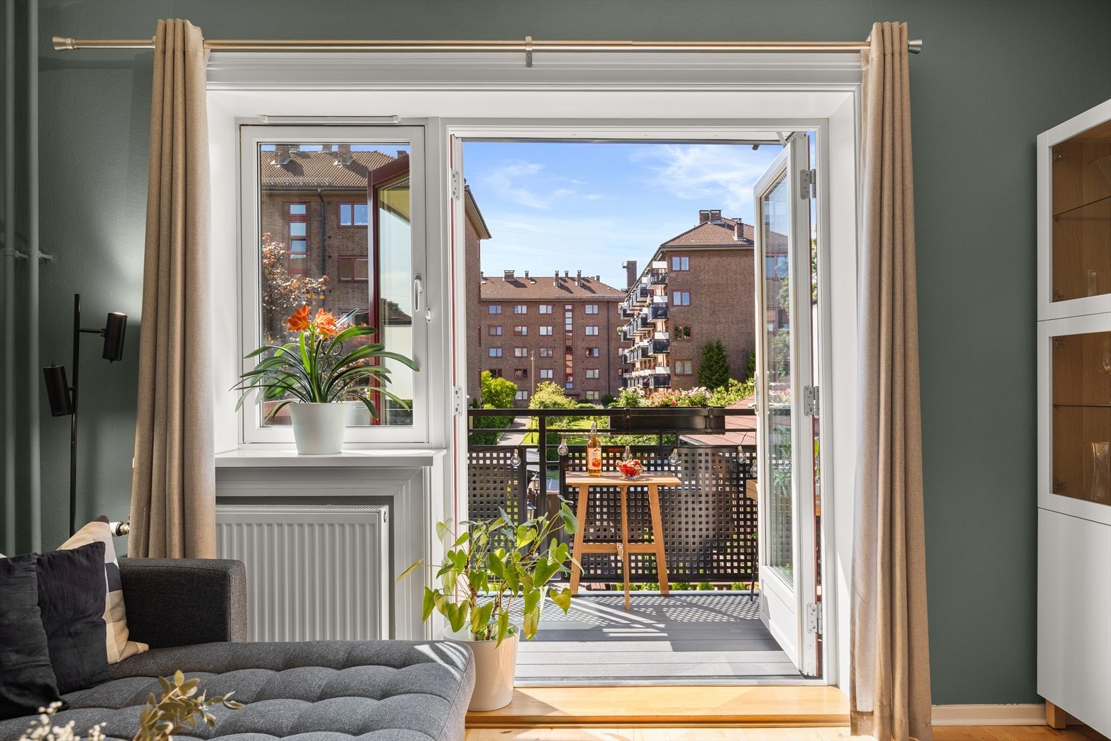 Fra stuen har du utgang til en nydelig balkong på 4 kvm med gode solforhold (fra kl. 14.00-21.00 på midtsommeren). Galleribilde