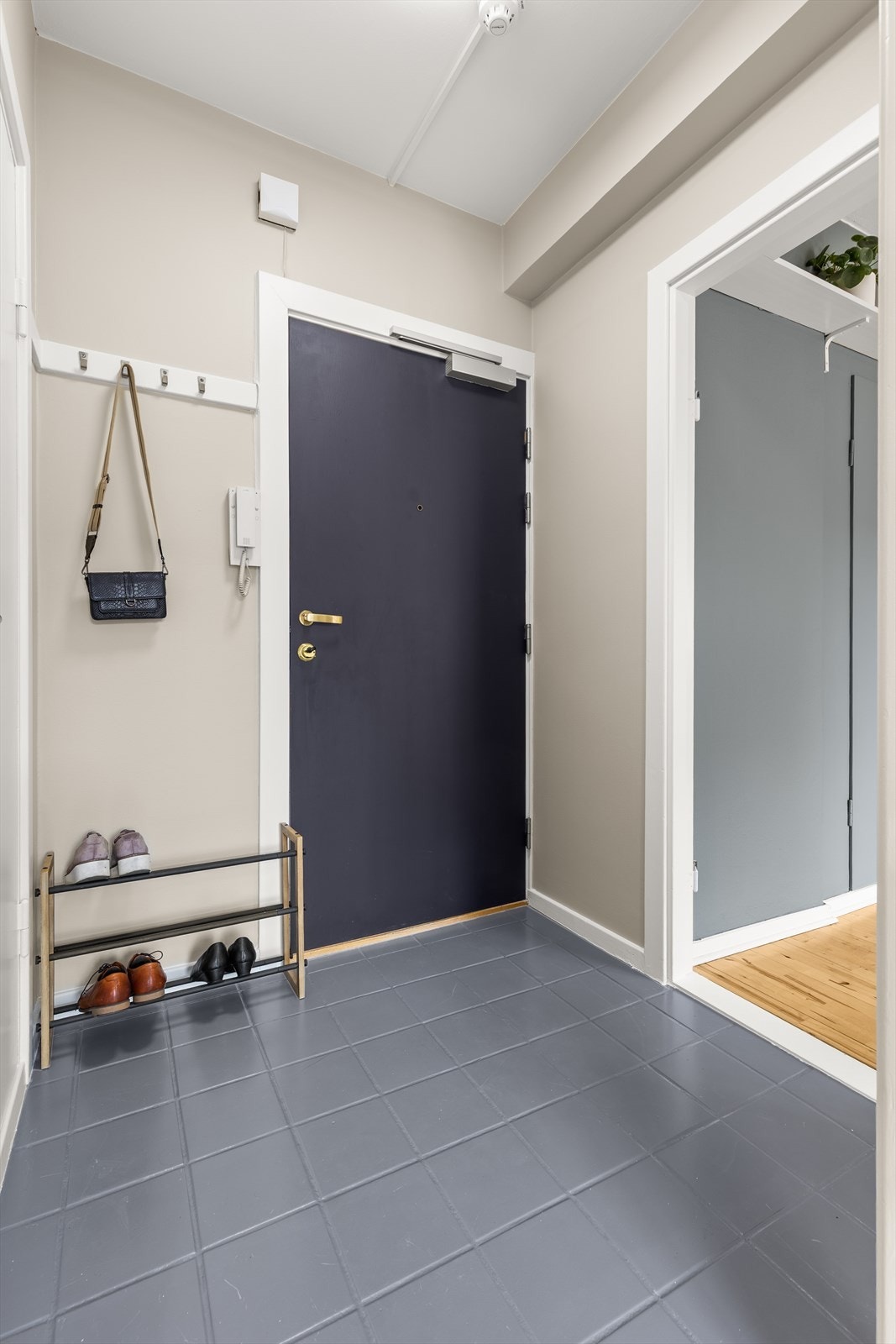 Når du ankommer leiligheten møter en effektiv og hyggelig entré. Her har du god plass til å henge fra deg yttertøy. Malte vegger og flislagt gulv. Entrédør med callinganlegg. Galleribilde